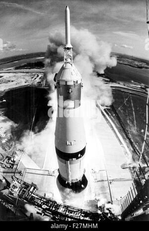 La missione Apollo 11, portato sulla parte superiore il Saturn V rocket solleva dal Kennedy Space Center Luglio 16, 1969 a Cape Canaveral, in Florida. Apollo 11 era il primo atterraggio sulla luna missione che trasportano gli astronauti Neil A. Armstrong, Michael Collins e Buzz Aldrin Jr. Foto Stock