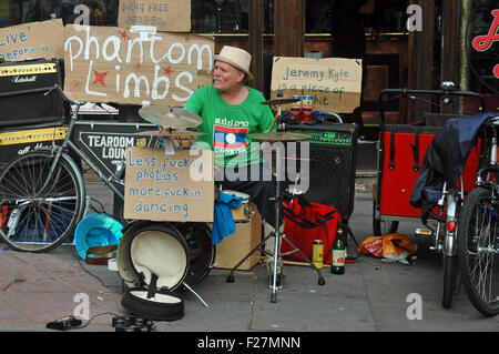 Londra, UK, 13 settembre 2015, la band arti fantasma UK busk a Brick Lane nell'East End di Londra di domenica afternnoon, una zona con una grande comunità del Bangladesh. Credito: JOHNNY ARMSTEAD/Alamy Live News Foto Stock