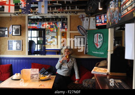 Godalming Surrey UK - Donna bere nei pub a stella Foto Stock