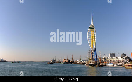 Portsmouth Hampshire REGNO UNITO - Visualizzazione degli Emirati Spinnaker Tower essendo dipinta in oro bianco e blu sul lato banchina Foto Stock