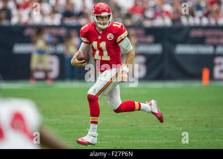 Houston, Texas, Stati Uniti d'America. Xiii Sep, 2015. Kansas City Chiefs quarterback Alex Smith (11) codifica durante la seconda metà di un gioco di NFL tra Houston Texans e il Kansas City Chiefs a NRG Stadium di Houston, TX su settembre 13th, 2015. I capi hanno vinto 27-20. Credito: Trask Smith/ZUMA filo/Alamy Live News Foto Stock