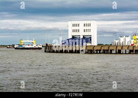 Woolwich Ferry attraversa il fiume Tamigi tra Woolwich e North Woolwich, London, Regno Unito Foto Stock