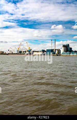 Una vista della Tate and Lyle zuccherificio situato a ovest di Silvertown nella zona est di Londra, Gran Bretagna, Regno Unito Foto Stock