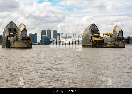 Thames Barrier e l'Arena O2, Woolwich, London, England, Regno Unito, Europa Foto Stock