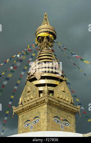 Basso angolo vista di Swayambhunath temple, Kathmandu, Nepal Foto Stock