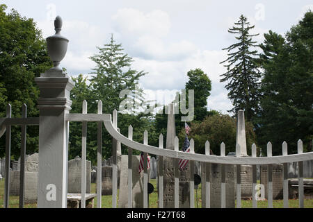 Il vecchio primo Chiesa di Bennington, Vermont è stato costruito nel 1805, sostituendo la chiesa originaria del 1762. Cimitero di Robert Frost. Foto Stock