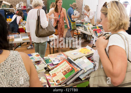 Prenota in stallo Sydney Scuola primaria ospita la comunità locale fete equo per raccogliere fondi per la scuola,Avalon,Sydney , Australia Foto Stock