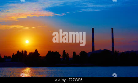 La fabbrica in silhouette e sunrise sky Foto Stock