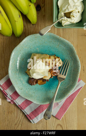 Una banana e cioccolato budino di pancake con crema. 'Small' piastra pasto sweet food UK Foto Stock