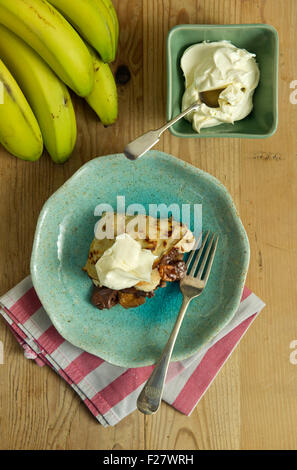 Una banana e cioccolato budino di pancake con crema. 'Small' piastra pasto sweet food UK Foto Stock