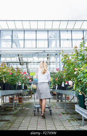 Donna matura di shopping in un centro giardino, Augsburg, Baviera, Germania Foto Stock