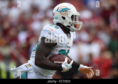 SEP 13, 2015 : Miami Dolphins running back Lamar Miller (26) precipita con la sfera durante l'apertura di stagione match tra i delfini di Miami e Washington Redskins a FedEx in campo Landover, MD. I Delfini sconfitti alle pellerosse 17-10 Foto Stock