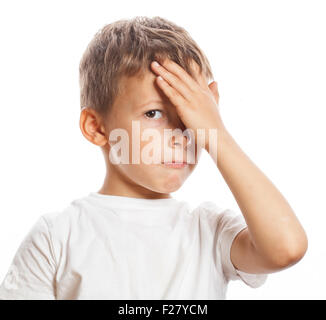 Piccolo grazioso ragazzo biondo stanco triste isolato da vicino Foto Stock