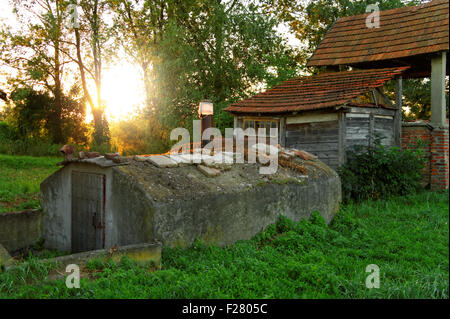 Vecchio abbandonato rovinato farm at la soleggiata mattina d'estate Foto Stock