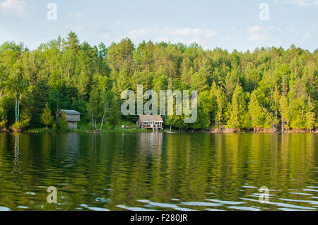 Lonely cottage in legno su a nord del lago Ontario, Canada. Foto Stock