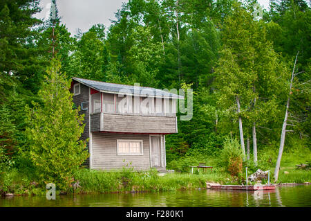 Lonely cottage di legno su un nord del lago Ontario, Canada. Foto Stock