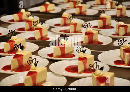 Piastre di cheesecake pronto a servire ad un ricevimento Foto Stock