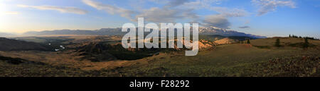 Panorama di Kuray mountain range all'alba. Foto Stock