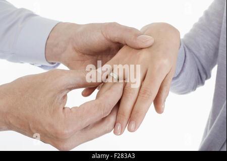 Uomo anello di posizionamento sulla donna del dito, Baviera, Germania Foto Stock