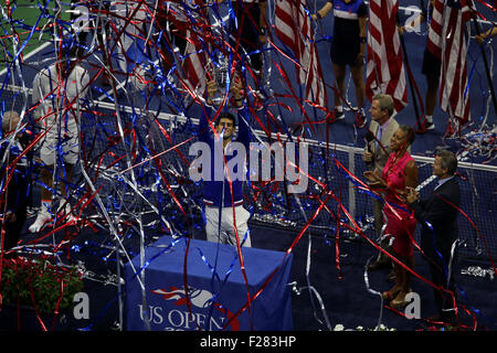 New York, Stati Uniti d'America. Xiii Sep, 2015. Novak Djokovic di Serbia riceve l'U.S. Trofeo Open come streamers volare attraverso l'aria dopo Djokovic sconfitto Federer 6-4, 5-7, 6-4, 6-4 in finale dell'U.S. Aperto a Flushing Meadows, New York nel pomeriggio di settembre 13th, 2015. Credito: Adam Stoltman/Alamy Live News Foto Stock