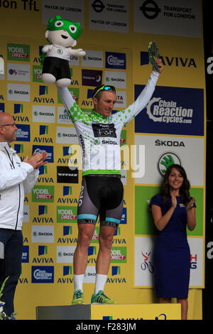 Londra, UK, 13 settembre 2015. Tour della Gran Bretagna, stadio 8. Peter Williams (uno Pro Cycling) sul podio dopo aver vinto la Skoda re delle montagne Jersey. Williams ha anche vinto la sprint YodelDirect Jersey. Credito: Clive Jones/Alamy Live News Foto Stock