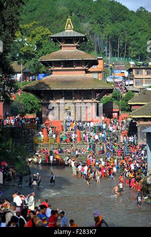 Kathmandu, Nepal. Xiii Sep, 2015. I devoti line-up al di fuori del tempio Gokarna per rituale religioso Puja durante l occasione di Festa del Papà a Gokarna tempio di Kathmandu. © Narayan Maharjan/Pacific Press/Alamy Live News Foto Stock