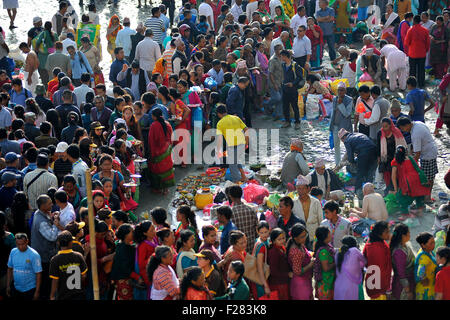 Kathmandu, Nepal. Xiii Sep, 2015. I devoti line-up al di fuori del tempio Gokarna per rituale religioso Puja durante l occasione di Festa del Papà a Gokarna tempio di Kathmandu. © Narayan Maharjan/Pacific Press/Alamy Live News Foto Stock