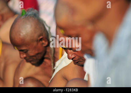 Kathmandu, Nepal. Xiii Sep, 2015. Devoto offrire preghiere sulle rive del fiume Bagmati durante l occasione di 'Kuse Aunsi' o la Festa del Papà a Gokarna tempio di Kathmandu. Il giorno della luna nuova, famiglie anche pagare i loro rispetti ai loro padri defunti. © Narayan Maharjan/Pacific Press/Alamy Live News Foto Stock