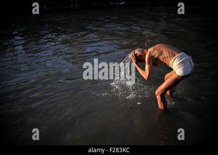 Kathmandu, Nepal. Xiii Sep, 2015. Un devoto Nepalese prende il rituale del Bagno Santo sulle rive del fiume Bagmati durante l occasione di 'Kuse Aunsi' o la Festa del Papà a Gokarna tempio di Kathmandu. © Narayan Maharjan/Pacific Press/Alamy Live News Foto Stock