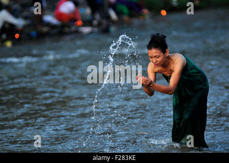 Kathmandu, Nepal. Xiii Sep, 2015. Un devoto Nepalese prende il rituale del Bagno Santo fiume Bagmati durante l occasione di Festa del Papà a Gokarna tempio di Kathmandu. © Narayan Maharjan/Pacific Press/Alamy Live News Foto Stock