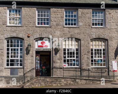 Il Post Office a Grange Over Sands Cumbria una sostanziale casale in pietra Foto Stock