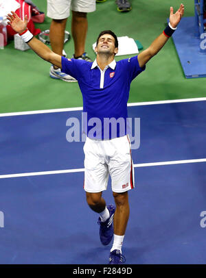 New York, Stati Uniti d'America. Xiii Sep, 2015. Novak Djokovic di Serbia celebra la sua vittoria dopo aver vinto il uomini singoli finale al 2015 US Open di New York, gli Stati Uniti e il 7 settembre 13, 2015. Djokovic rivendicato il titolo dell'evento dopo aver battuto Roger Federer 3-1. Credito: Qin Lang/Xinhua/Alamy Live News Foto Stock