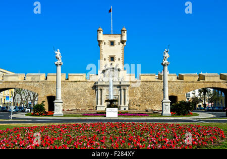 Porta della città Puerta de Tierra gate a Plaza de la Constitucion, Cadice, Andalusia, Spagna Foto Stock