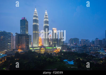 Egli Petronas Twin Towers klcc al tramonto blu ora visto da commercianti skybar Foto Stock