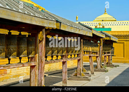 Mulini di preghiera nella buddista monastero gandan, Ulaanbaatar, in Mongolia Foto Stock