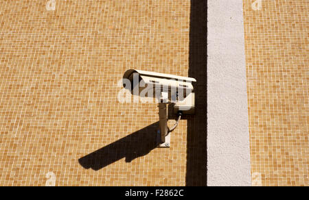 Telecamera di sorveglianza sulla parete Foto Stock