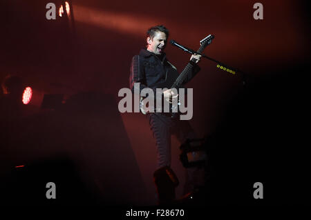 Berlino, Germania. Xiii Sep, 2015. Musicista Matthew Bellamy della band britannica Muse esegue nella fase durante il Lollapalooza music festival sull'ex aeroporto Tempelhof di Berlino, Germania, 13 settembre 2015. Foto: Britta Pedersen/dpa/Alamy Live News Foto Stock