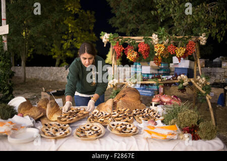 La faraona Farm, Italia. Xii Sep, 2015. Sandwiches e fette di pane riempito di cibi tradizionali (Fico, formaggio, insalata e prosciutto) per la vendemmia festival Credito: Francesco Gustincich/Alamy Live News Foto Stock