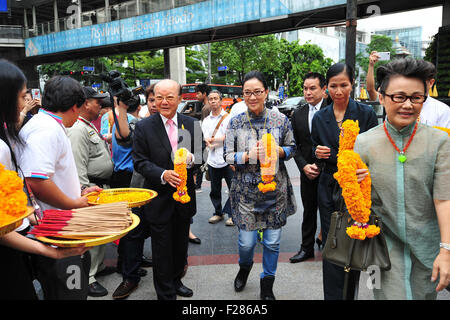 Bangkok, Tailandia. Xiv Sep, 2015. Mao Weitao (C), la testa di cinese di Zhejiang Xiaobaihua Yueju Opera Troupe, arriva a pregare nel Santuario di Erawan a Bangkok, capitale della Thailandia, Sett. 14, 2015. Credito: Rachen Sageamsak/Xinhua/Alamy Live News Foto Stock