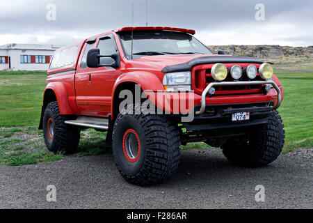 Tipico 4RM con ruote grandi visto in Islanda, Westfjords, Islanda, l'Europa. Foto Stock