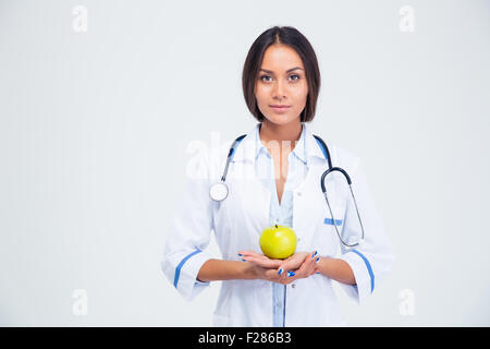 Ritratto di donna affascinante medico azienda apple isolato su uno sfondo bianco Foto Stock