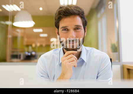 Ritratto di fiducioso barbuto imprenditore in office Foto Stock