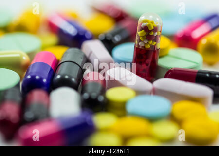 Diversi compresse pillole capsule mix di heap isolati su sfondo bianco Foto Stock