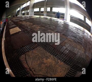 Bruxelles. Xiii Sep, 2015. Una foto scattata con fish eye lente sul Sett. 13, 2015 mostra un enorme il cioccolato in una fabbrica di cioccolato di Tongeren, Belgio. La fabbrica produce il cioccolato, 21 metri di lunghezza e 5 metri di larghezza e 1000 kg in peso e metterlo sul display di domenica, come parte del Belgio il patrimonio giorni celebrazioni. Credito: Gong Bing/Xinhua/Alamy Live News Foto Stock