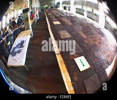 Bruxelles. Xiii Sep, 2015. Una foto scattata con fish eye lente sul Sett. 13, 2015 mostra un enorme il cioccolato in una fabbrica di cioccolato di Tongeren, Belgio. La fabbrica produce il cioccolato, 21 metri di lunghezza e 5 metri di larghezza e 1000 kg in peso e metterlo sul display di domenica, come parte del Belgio il patrimonio giorni celebrazioni. Credito: Gong Bing/Xinhua/Alamy Live News Foto Stock