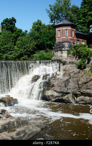 Cascata in Vanhankaupunginkoski, Helsinki, Finlandia, foto verticale Foto Stock