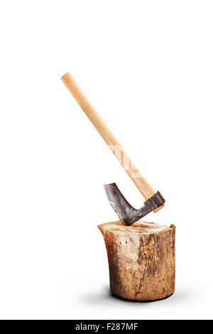 Un piccolo ax inserito in un log isolati su sfondo bianco Foto Stock