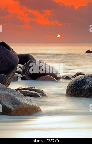 Tramonto spettacolare ad Anse Lazio, una lunga esposizione, Isola di Praslin, Seicelle Foto Stock