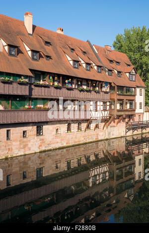 Alloggiamento lungo il fiume Pegnitz in Maxbruecke, Lorenzer Altstadt, Norimberga, Media Franconia, Franconia, Baviera, Germania Foto Stock