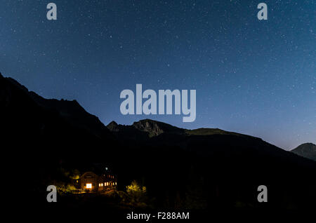 Cielo stellato sopra Gollinghütte di notte, Rohrmoos-Untertal, Schladminger Tauern, Alpi, Stiria, Austria Foto Stock